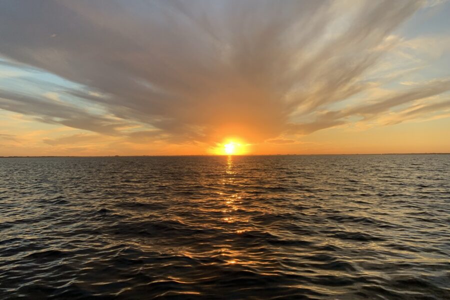Photo of Ocean with sun just setting. The water isn't the only thing bringing people to florida anymore, stay up to date on the emerging trends in real estate to see why Florida's the hot spot for commercial real estate and industrial investment in 2022.